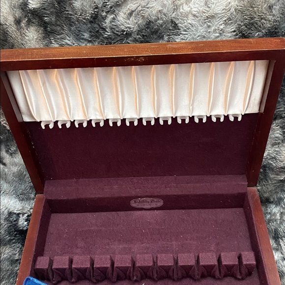Nobility Vintage Wooden cutlery box with burgundy Velvet like Interior - Picture 5 of 16